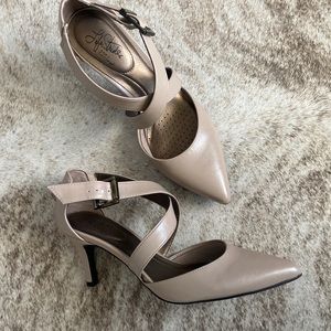 Nude pumps
